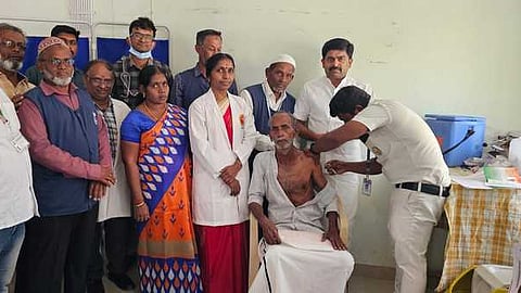 ஹஜ் பயணிகளுக்கு தடுப்பூசி செலுத்தும் முகாமைத் தொடங்கிவைத்த மேயா் ந.தினேஷ்குமாா்.