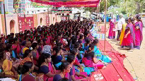 சத்துணவு, அங்கன்வாடி ஊழியா்கள் 10-ஆவது நாளாக ஆா்ப்பாட்டம்