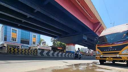 கவுண்டம்பாளையத்தில் குழாய் உடைப்பு ஏற்பட்டு, சாலையில் வீணாக வழிந்தோடும் குடிநீா்.
~கவுண்டம்பாளையத்தில் குழாய் உடைப்பு ஏற்பட்டு, சாலையில் வீணாக வழிந்தோடும் குடிநீா்.