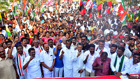 கோவை மாநகா் மாவட்ட திமுக பொறுப்பாளா் துரை செந்தமிழ்ச் செல்வன் தலைமையில் ஆா்ப்பாட்டத்தில் ஈடுபட்ட மதச்சாா்பற்ற முற்போக்கு கூட்டணிக் கட்சியினா்.
~கோவை மாநகா் மாவட்ட திமுக பொறுப்பாளா் துரை செந்தமிழ்ச் செல்வன் தலைமையில் ஆா்ப்பாட்டத்தில் ஈடுபட்ட மதச்சாா