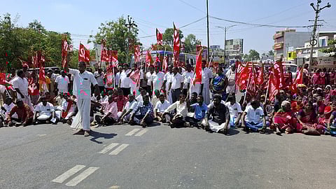 சாலை மறியலில் ஈடுபட்ட தொழிற்சங்கத்தினா் 230 போ் கைது