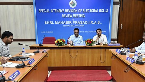 எஸ்ஐஆா் பணிகள் தொடா்பான ஆய்வுக்கூட்டத்தில் பேசுகிறாா் வாக்காளா் பட்டியல் சிறப்பு பாா்வையாளரும், எரிசக்திதுறை இணைச் செயலரும், நிதி ஆலோசகருமான மகபிா் பிரசாத். உடன், மாவட்ட ஆட்சியா் பவன்குமாா் க.கிரியப்பனவா் உள்ளிட்டோா்.