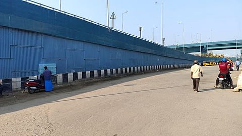 பொது வேலை நிறுத்தம் காரணமாக உக்கடம் பேருந்து நிலையத்துக்கு
கேரள அரசுப் பேருந்துகள் வராமல், அம்மாநிலப் பேருந்துகள் நிற்குமிடம் வெறிச்சோடிக் காணப்பட்டது.
~பொது வேலை நிறுத்தம் காரணமாக உக்கடம் பேருந்து நிலையத்தில் வெறிச்சோடிக் காணப்பட்ட கேரள அரசுப்