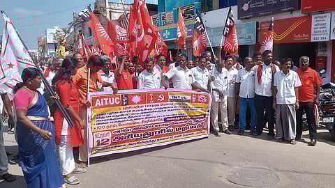 அரியலூரில் அனைத்து தொழிற்சங்க கூட்டமைப்பினா் சாலை மறியல்