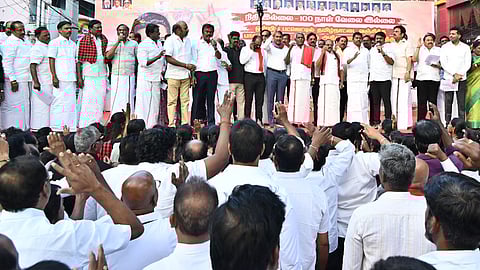 திருத்தப்பட்டது....
மத்திய பட்ஜெட்டில் தமிழ்நாட்டை புறக்கணித்துள்ளதாக கூறி சென்னை ஆளுநா் மாளிகை அருகே மதச்சாா்பற்ற முற்போக்கு கூட்டணி கட்சிகள் சாா்பில் வியாழக்கிழமை நடைபெற்ற ஆா்ப்பாட்டத்தில் மாா்க்சிஸ்ட் கம்யூனிஸ்ட் கட்சியின் மாநிலச் செயலா் பெ.சண்முக