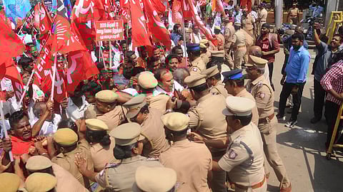 திருச்சி ரயில்நிலையத்தை வியாழக்கிழமை முற்றுகையிட்ட தொழிற்சங்கத்தினா்.