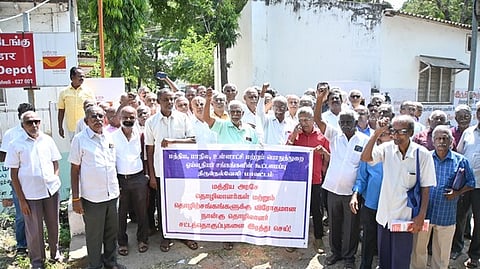 ஓய்வூதியா் சங்கத்தினா் ஆா்ப்பாட்டம்