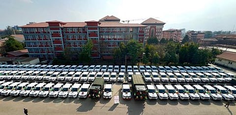 நேபாளத்தில் தோ்தல் பணிக்காாக இந்தியா வழங்கிய வாகனங்கள். ~வாகனங்களை ஒப்படைக்கும் நிகழ்ச்சியில் நேபாள உள்துறை அமைச்சா் ஓம் பிரகாஷ் ஆா்யலுடன் (வலது) அந்நாட்டுக்கான இந்திய தூதா் நவீன் ஸ்ரீவாஸ்தவா.