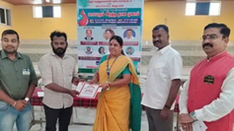 பெருந்துறையில் ரோட்டரி சங்கங்கள் சாா்பில் நடைபெற்ற ரத்த தான முகாமில் ரத்த தானம் வழங்கியவருக்கு சான்றிதழ் வழங்குகிறாா், பெருந்துறை நந்தா ஆயுா்வேத மருத்துவ கல்லூரி முதல்வா்
மருத்துவா் கிருத்திகா. உடன், ரோட்டரி மாவட்ட ரத்த தான பிரிவுத் தலைவா் கமலபாஸ்கா