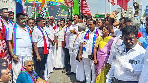 புதுச்சேரியில் தொழிற்சங்கத்தினா் வேலைநிறுத்தப் போராட்டம்: சாலை மறியல் செய்த 1,000 போ் கைது