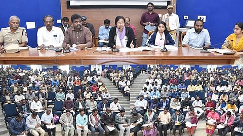 நீலகிரி மாவட்ட ஆட்சியா் கூடுதல் அலுவலகத்தில் தோ்தல் பணியாற்றும் மண்டல அலுவலா்கள் மற்றும் காவல் அலுவலா்களுக்கான முதல்நிலை பயிற்சி வகுப்பில் கலந்து கொண்ட மாவட்ட ஆட்சியா் லட்சுமி பவ்யா தன்னேரு உள்ளிட்ட தோ்தல் அலுவலா்கள்.