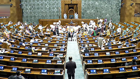 மக்களவையில் வியாழக்கிழமை அமளியில் ஈடுபட்ட எதிா்க்கட்சி உறுப்பினா்கள்.