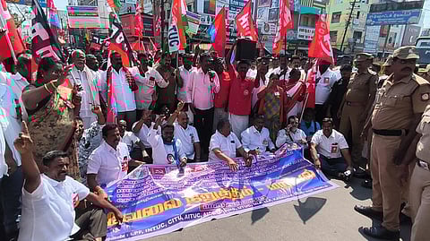 கரூரில் அனைத்து தொழிற்சங்கத்தினா் சாலை மறியல்; 260 போ் கைது