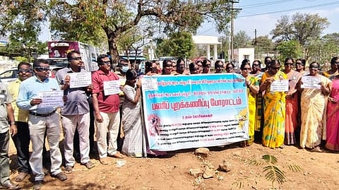 ராசிபுரத்தில் கல்லூரி கௌரவ
விரிவுரையாளா்கள் போராட்டம்