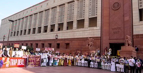 நாடாளுமன்றத்தில் எதிர்க்கட்சிகள் போராட்டம்