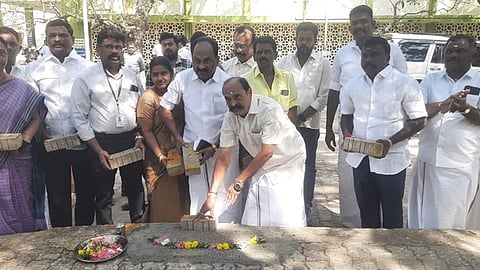 கோவில்பட்டி அரசு மருத்துவமனையில் காத்திருப்பு அறை கட்ட அடிக்கல்