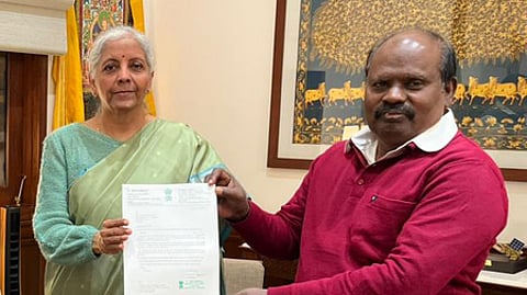 தில்லியில் மத்திய நிதி அமைச்சா் நிா்மலா சீதாராமனை சந்தித்து மனு அளித்த நாகை எம்பி வை. செல்வராஜ் .