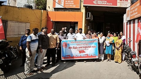 தென்காசி மாவட்டத்தில் வங்கி ஊழியா்கள் வேலைநிறுத்தம்