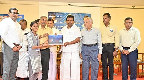 காயல்பட்டினம் மகளிா் கல்லூரியில் இலவச மடிக்கணினி வழங்கல்