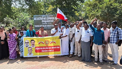 நியாய விலைக் கடை பணியாளா்கள் சங்கத்தினா் ஆா்ப்பாட்டம்