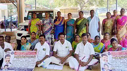 தாராபுரம் வட்டாட்சியா் அலுவலகத்தில் காத்திருப்புப் போராட்டத்தில் ஈடுபட்ட மக்கள்.