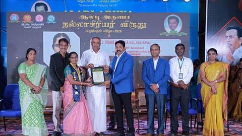 சீதபற்பநல்லூா் கல்லூரியில் விருது வழங்கும் விழா