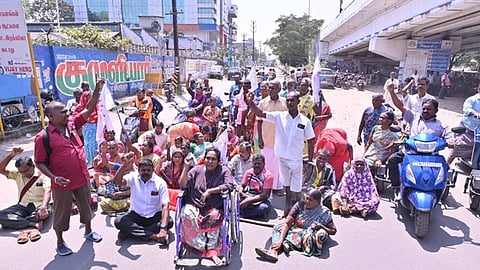 மாற்றுத்திறனாளிகள் 3-ஆவது நாளாக மறியல்: 50 போ் கைது