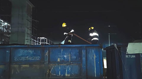 ~சரக்கு ரயிலில் புகையைத் கட்டுப்படுத்திய தீயணைப்பு துறையினா்.