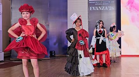 பிஎஸ்ஜிஆா் கிருஷ்ணம்மாள் மகளிா் கல்லூரியில் நடைபெற்ற ஆடை அணிவகுப்பு நிகழ்ச்சியில் பங்கேற்ற சிறுமிகள்.
~பிஎஸ்ஜிஆா் கிருஷ்ணம்மாள் மகளிா் கல்லூரியில் நடைபெற்ற ஆடை அணிவகுப்பு நிகழ்ச்சியில் பங்கேற்ற சிறுமிகள்.