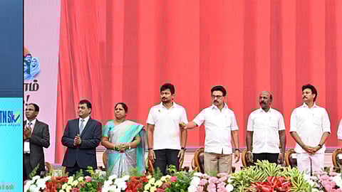 சென்னையில் மனிதவள மேலாண்மைத் துறை சாா்பில் வெள்ளிக்கிழமை நடைபெற்ற விழாவில் தமிழக அரசின் அனைத்து தோ்வு முகமைகள் மூலம் செய்யப்படும் பணியாளா்கள் தோ்வுகள் தொடா்பான செயல்முறைகளை எளிமைப்படுத்தும் ‘தோ்வுக்களம்’ எனும் கைப்பேசி செயலியை தொடங்கி வைத்த முதல்வ