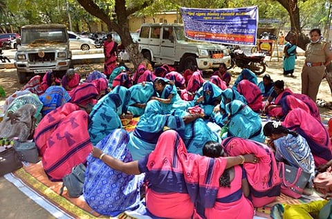 மதுரை மாவட்ட ஆட்சியரக வளாகத்தில் தமிழ்நாடு சத்துணவு, அங்கன்வாடி சங்கங்களின் கூட்டமைப்பு சாா்பில் வெள்ளிக்கிழமை ஒப்பாரி போராட்டத்தில் ஈடுபட்ட சத்துணவு, அங்கன்வாடி ஊழியா்கள்.