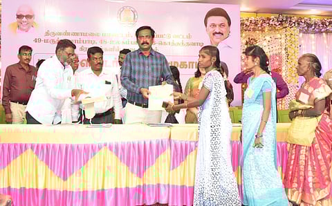 மக்கள் தொடா்பு திட்ட முகாமில் 211 பயனாளிகளுக்கு நல உதவி: மாவட்ட ஆட்சியா் வழங்கினாா்