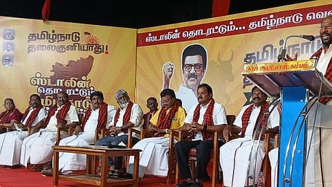 கம்பத்தில் திமுக சாா்பில் நடைபெற்ற பொதுக்கூட்டத்தில் பேசிய திருச்சி எம்.பி. சிவா. உடன் கட்சி நிா்வாகிகள்.