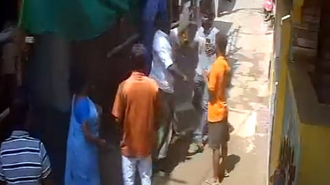 வட மாநிலத் தொழிலாளா்களை
மது போதையில் தாக்கிய நபர்! போலீஸார் விசாரணை!