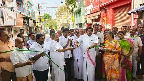 நிழற்குடையைத் திறந்துவைத்த மேயா் ந.தினேஷ்குமாா்.