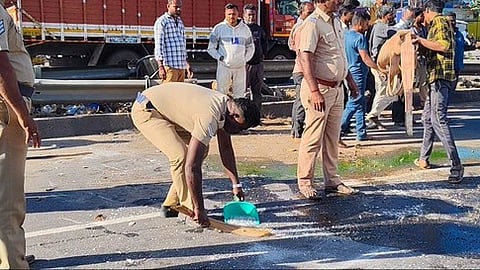 விபத்து நிகழ்ந்த இடத்தை சுத்தம் செய்த காவலருக்கு பாராட்டு