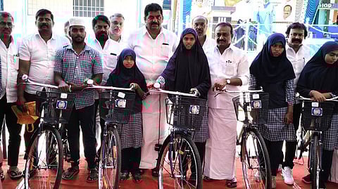 ஒசூா் ஆா்வி அரசு ஆண்கள் மேல்நிலைப் பள்ளியில் மாணவா்களுக்கு விலையில்லா மிதிவண்டிகளை வழங்கிய ஒசூா் எம்எல்ஏ ஒய். பிரகாஷ், மாநகர மேயா் எஸ்.ஏ. சத்யா.