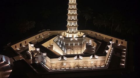 தஞ்சாவூா் மாவட்டம், பட்டுக்கோட்டை அருகே மின்னொளியில் மனோரா நினைவுச் சின்னம்.