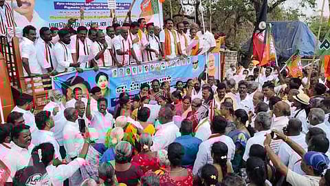 ராஜபாளையத்தில் நடைபெற்ற ஆா்ப்பாட்டத்தில் பங்கேற்ற அதிமுகவினா்.