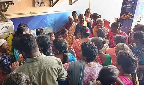 வங்கிகளில் அலைமோதும் கூட்டம்