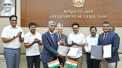 முதல்வா் மு.க.ஸ்டாலின் முன்னிலையில் மேற்கொள்ளப்பட்ட ஒப்பந்த நிகழ்வில், துணை முதல்வா் உதயநிதி ஸ்டாலின், தொழில் துறை அமைச்சா் டி.ஆா்.பி.ராஜா, தலைமைச் செயலா் நா.முருகானந்தம், தொழில் முதலீட்டு ஊக்குவிப்பு மற்றும் வா்த்தகத் துறை செயலா் வி.அருண்ராய் உள்ளி