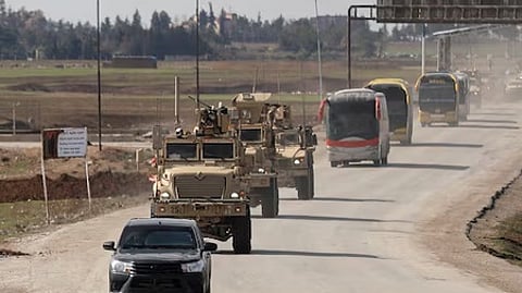 அமெரிக்க படைகளின் பாதுகாப்போடு, சிரியாவில் இருந்து இராக்கிற்கு இடமாற்றப்படும் ஐஎஸ் பயங்கரவாதிகள்.