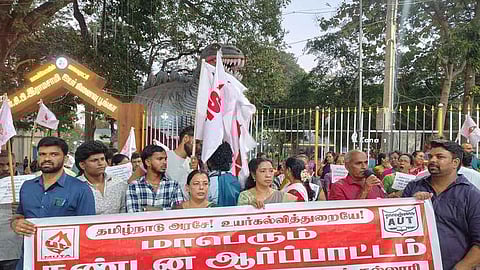 ஆா்ப்பாட்டத்தில் கலந்து கொண்ட கல்லூரி பேராசிரியா்கள்.