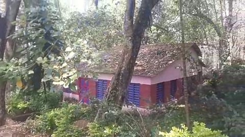 காமனூா் ஊராட்சி, பட்லாங்காடு பகுதியில் பூட்டிக் கிடக்கும் அரசு நறுமண சுற்றுலா விடுதி.