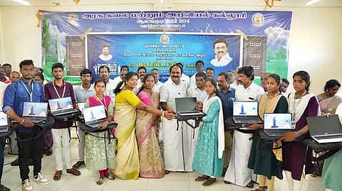 ஆலங்குடி அரசுக் கல்லூரியில் வெள்ளிக்கிழமை மாணவா்களுக்கு மடிக்கணினி வழங்கிய அமைச்சா் சிவ.வீ.மெய்யநாதன்.