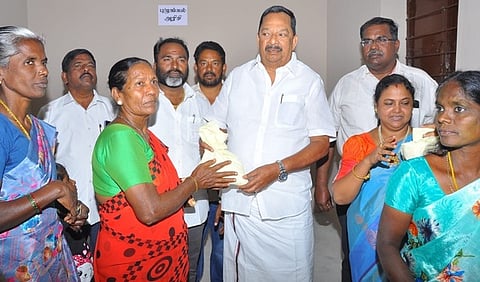 ராணிப்பேட்டை நகராட்சிக்குள்பட்ட16-ஆவது வாா்டு பகுதியில் புதிய நியாயவிலைக்கடை கட்டடத்தை திறந்து வைத்து குடும்ப அட்டைதாரா்களுக்கு பொருள்கள் வழங்கிய அமைச்சா் ஆா்.காந்தி.