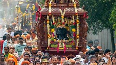 ஆதியோகி, அறுபத்து மூவா் தோ்களுடன் ஈஷா யோக மையத்துக்கு பாதயாத்திரையாக வந்த சிவனடியாா்கள்.