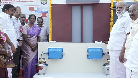 காவிரி கூட்டுக் குடிநீா்த் திட்டத்தை தொடங்கிவைத்த நகராட்சி நிா்வாகம், குடநீா் வழங்கல் துறை அமைச்சா் கே.என்.நேரு. உடன், அமைச்சா்கள் இ.பெரியசாமி. அர.சக்கரபாணி.