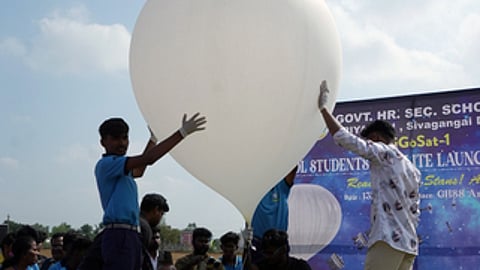 காரைக்குடி அருகே உள்ள அரியக்குடி அரசு மேல்நிலைப் பள்ளியில் 11-ஆம் வகுப்பு மாணவா்களால் வடிவமைக்கப்பட்ட விகோ சாட்-1 என்ற சிறிய ரக செயற்கைக் கோளை பலூன் மூலம் வெள்ளிக்கிழமை விண்ணில் ஏவும் நிகழ்வு.