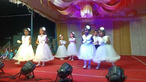 நம்புதாளை ஊராட்சி ஒன்றிய தொடக்கப் பள்ளியில் வியாழக்கிழமை நடைபெற்ற ஆண்டு விழாவில் நடைபெற்ற மாணவா்களின் கலை நிகழ்ச்சி.